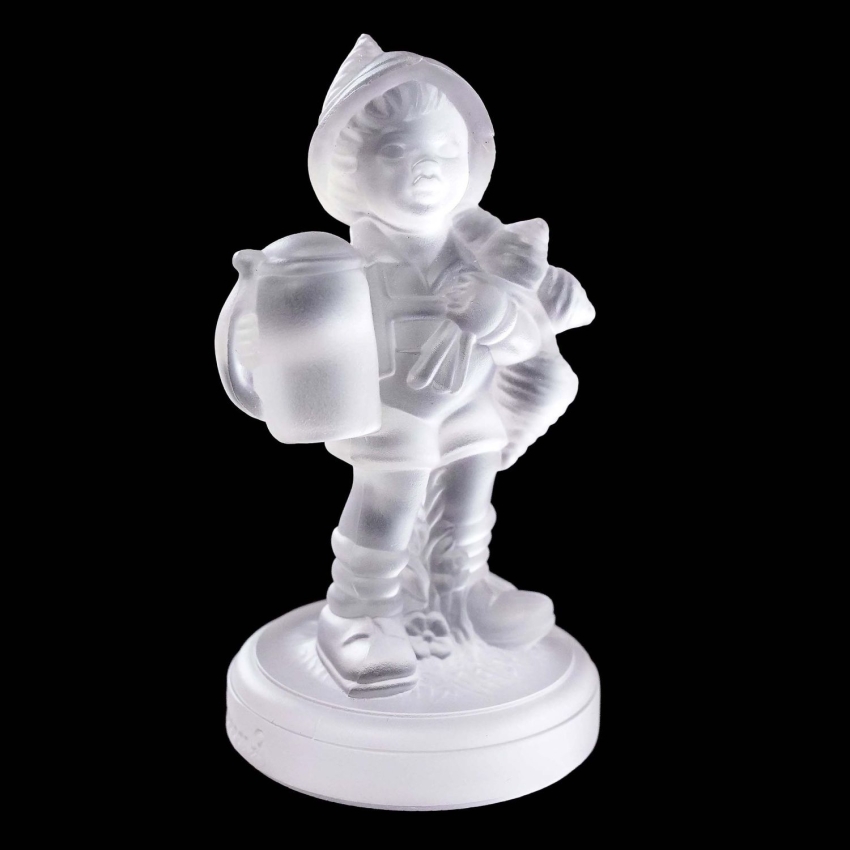75898 GOEBEL I. HUMMEL SZKLANA FIGURKA CHŁOPCA Z KUFLEM (1).jpg