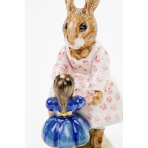 75988 WIELKANOC ROYAL DOULTON FIGURKA KRÓLICZKA Z DZIEWCZYNKĄ (2).jpg