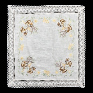 76156 WIELKANOC BEŻOWY OBRUS ZAJĄCZKI PISANKI KWIATKI I KORONKA 84 X 84 CM (1).jpg