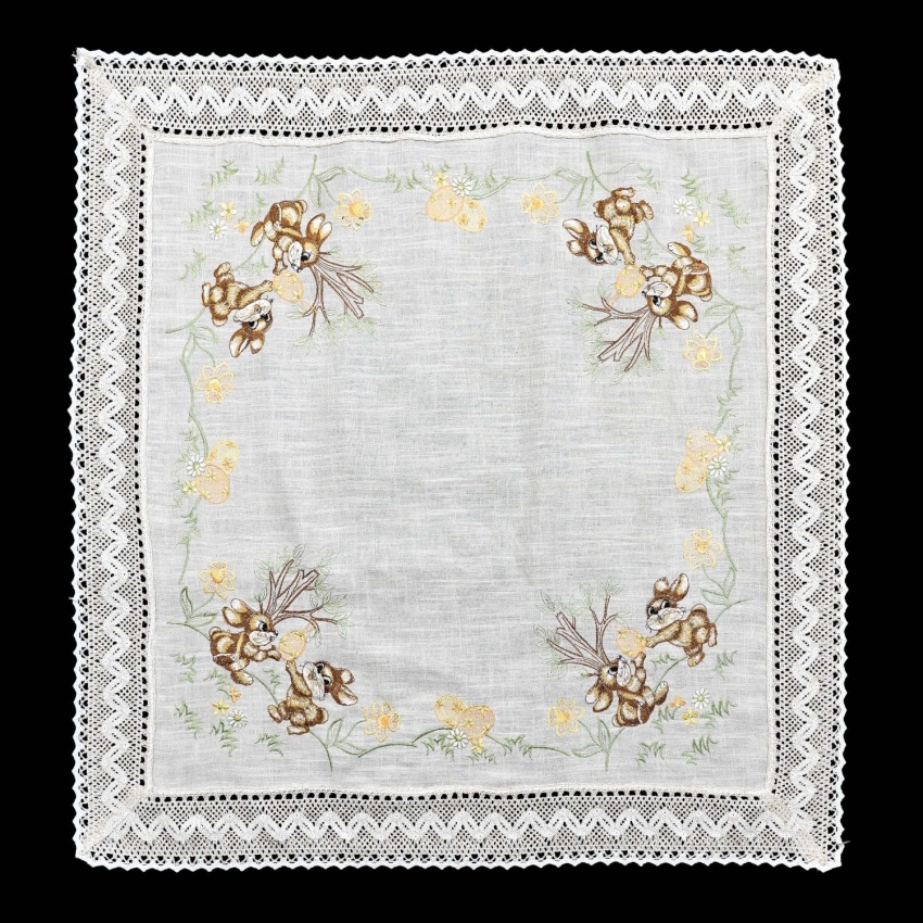 76156 WIELKANOC BEŻOWY OBRUS ZAJĄCZKI PISANKI KWIATKI I KORONKA 84 X 84 CM (1).jpg