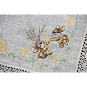 76156 WIELKANOC BEŻOWY OBRUS ZAJĄCZKI PISANKI KWIATKI I KORONKA 84 X 84 CM (2).jpg
