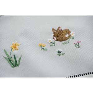 76158 WIELKANOC JASNY KREM OBRUS ZAJĄCE I ŻONKILE 85 X 84 CM (3).jpg
