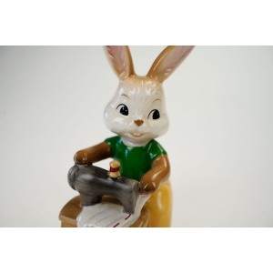 76191 WIELKANOC GOEBEL FIGURKA ZAJĄCA Z MASZYNĄ DO SZYCIA (2).jpg