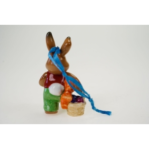 76196 WIELKANOC GOEBEL FIGURKA ZAJĄCA Z KOSZYCZKIEM DO ZAWIESZENIA (3).jpg