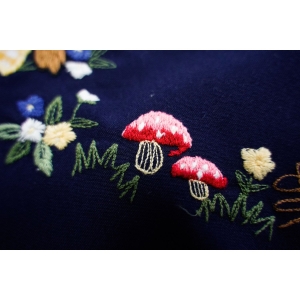 76205 WIELKANOC GRANATOWY OBRUS Z BARWNYMI DEKORACJAMI 85 X 85 CM (3).jpg