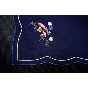 76205 WIELKANOC GRANATOWY OBRUS Z BARWNYMI DEKORACJAMI 85 X 85 CM (4).jpg