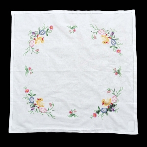 76206 WIELKANOC HAFT KRZYŻYKOWY PISKLAKI JAJKA I KWIATY 80 X 80 CM (1).jpg