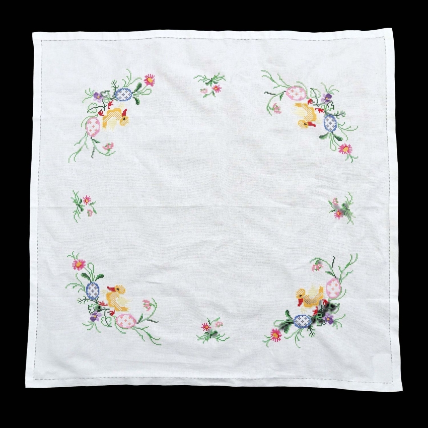 76206 WIELKANOC HAFT KRZYŻYKOWY PISKLAKI JAJKA I KWIATY 80 X 80 CM (1).jpg