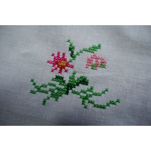 76206 WIELKANOC HAFT KRZYŻYKOWY PISKLAKI JAJKA I KWIATY 80 X 80 CM (3).jpg