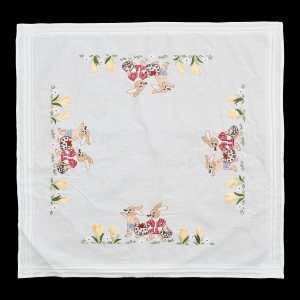 76207 WIELKANOC HAFT RĘCZNY ZAJĄCE JAJKA I KWIATY 75 X 75 CM (1).jpg