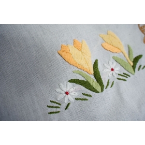 76207 WIELKANOC HAFT RĘCZNY ZAJĄCE JAJKA I KWIATY 75 X 75 CM (3).jpg