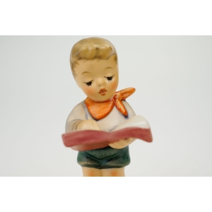 76254 GOEBEL I. HUMMEL FIGURKA CHŁOPCA Z KSIĄŻKĄ (2).jpg