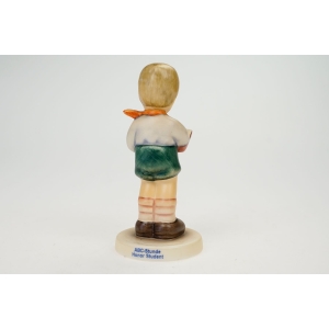 76254 GOEBEL I. HUMMEL FIGURKA CHŁOPCA Z KSIĄŻKĄ (3).jpg