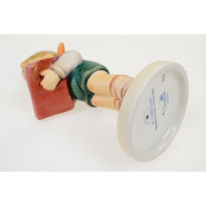 76254 GOEBEL I. HUMMEL FIGURKA CHŁOPCA Z KSIĄŻKĄ (5).jpg