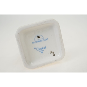 76255 GOEBEL I. HUMMEL FIGURKA DZIEWCZYNKI Z KWIATKAMI (5).jpg