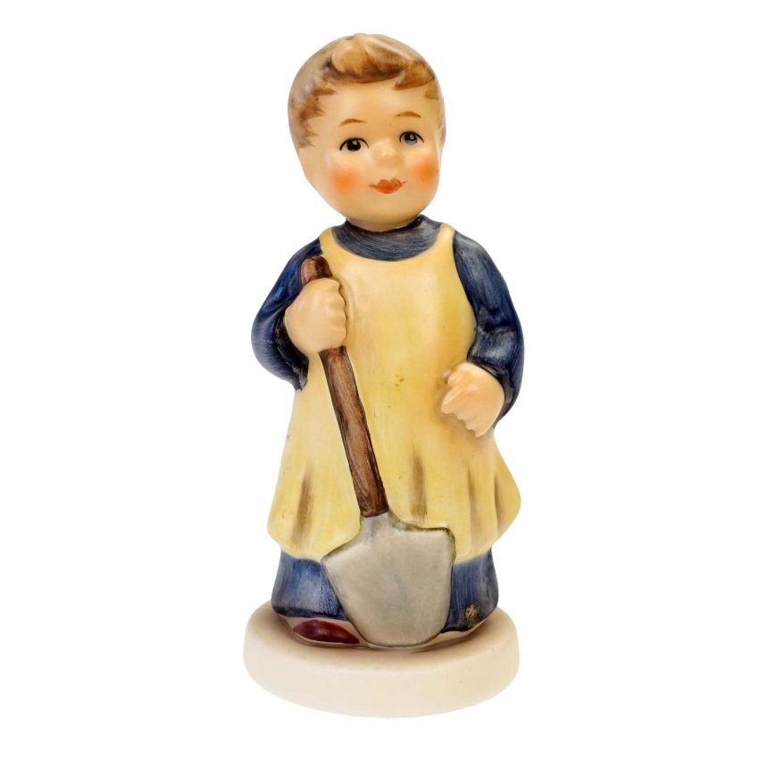 76256 GOEBEL I. HUMMEL FIGURKA CHŁOPCA Z ŁOPATKĄ (1).jpg