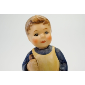 76256 GOEBEL I. HUMMEL FIGURKA CHŁOPCA Z ŁOPATKĄ (2).jpg