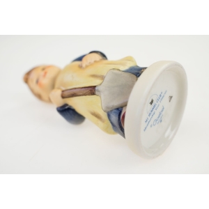 76256 GOEBEL I. HUMMEL FIGURKA CHŁOPCA Z ŁOPATKĄ (4).jpg