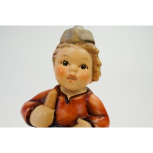 76257 GOEBEL I. HUMMEL FIGURKA CHŁOPCA Z WIOSŁEM (2).jpg