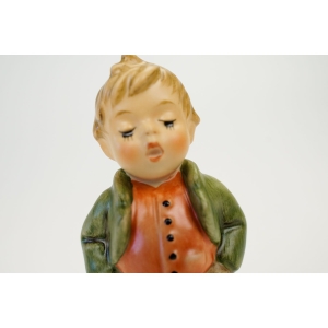 76258 GOEBEL I. HUMMEL FIGURKA ŚPIEWAJĄCEGO CHŁOPCA (2).jpg