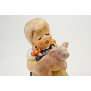 76259 GOEBEL I. HUMMEL FIGURKA DZIEWCZYNKI ZE ŚWINKĄ (2).jpg