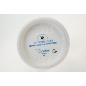 76259 GOEBEL I. HUMMEL FIGURKA DZIEWCZYNKI ZE ŚWINKĄ (5).jpg