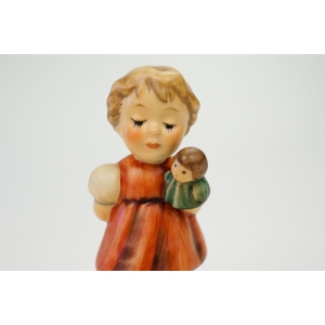 76260 GOEBEL I. HUMMEL FIGURKA DZIEWCZYNKI Z PACYNKĄ (2).jpg