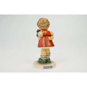 76260 GOEBEL I. HUMMEL FIGURKA DZIEWCZYNKI Z PACYNKĄ (3).jpg