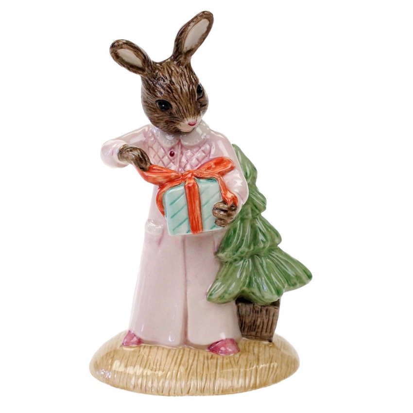 76300 WIELKANOC ROYAL DOULTON FIGURKA ZAJĄCZKA KRÓLICZKA Z PREZENTEM (1).jpg