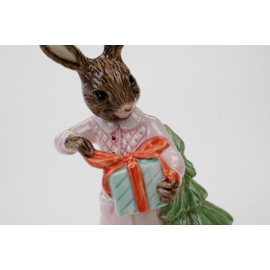 76300 WIELKANOC ROYAL DOULTON FIGURKA ZAJĄCZKA KRÓLICZKA Z PREZENTEM (2).jpg