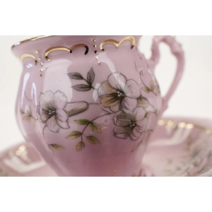 52908 CHODOV FILIŻANKA MOKKA Z RÓŻOWEJ PORCELANY CUDEŃKO Z RELIEFAMI (3).JPG