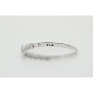 76584 SREBRO DELIKATNY PIERŚCIONEK Z ŁABĘDZIEM I BŁYSZCZĄCYMI OCZKAMI R. 14 WAGA 0,9 G (4).jpg