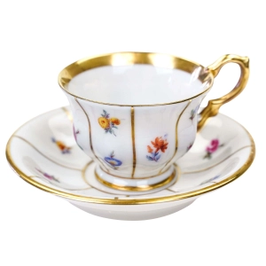 KPM KOPENHAGA BIAŁA MOKKA FILIŻANKA ZE SPODKIEM KWIATECZKI ZE ZŁOCENIAMI