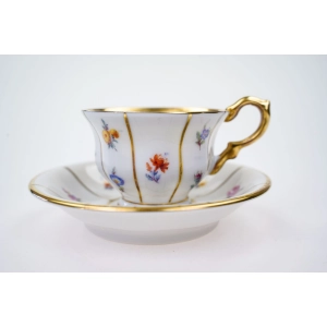 76904 KPM KOPENHAGA BIAŁA MOKKA FILIŻANKA ZE SPODKIEM KWIATECZKI ZE ZŁOCENIAMI (2).jpg