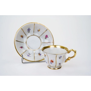 76904 KPM KOPENHAGA BIAŁA MOKKA FILIŻANKA ZE SPODKIEM KWIATECZKI ZE ZŁOCENIAMI (3).jpg