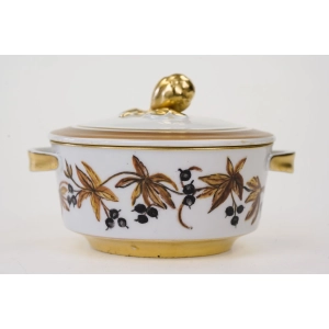 76971 ŚLICZNE NACZYNIE Z POKRYWĄ I USZKAMI Z ŻOŁĘDZIEM (2).jpg