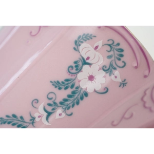 71922 STRUŽNA GRANIASTA FILIŻANKA ZE SPODKIEM Z RÓŻOWEJ PORCELANY BIAŁE KWIATKI I LISTECZKI (3).JPG