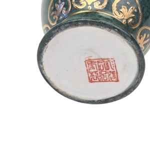 77112 CHIŃSKI WAZON Z LAT 50-TYCH ZIELONY MARMURKOWY Z GOLD RELIEFAMI (7).png