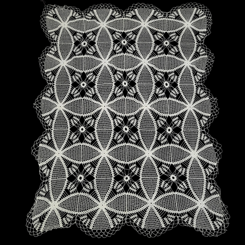 77341 SZYDEŁKO OBRUS W DUŻE ROZETY W BIELI 130 X 100 CM (1).jpg