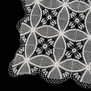 77341 SZYDEŁKO OBRUS W DUŻE ROZETY W BIELI 130 X 100 CM (3).png