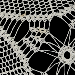 77341 SZYDEŁKO OBRUS W DUŻE ROZETY W BIELI 130 X 100 CM (4).png