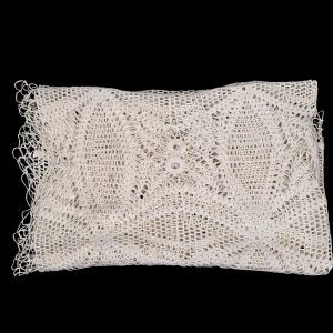 77341 SZYDEŁKO OBRUS W DUŻE ROZETY W BIELI 130 X 100 CM (6).png