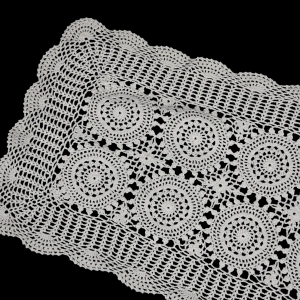 77342 SZYDEŁKO BIEŻNIK LAUFER SERWETA W ROZETKI W BIELI 80 X 35 CM (5).png