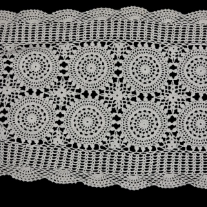 77342 SZYDEŁKO BIEŻNIK LAUFER SERWETA W ROZETKI W BIELI 80 X 35 CM (7).png