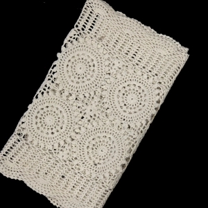 77342 SZYDEŁKO BIEŻNIK LAUFER SERWETA W ROZETKI W BIELI 80 X 35 CM (8).png