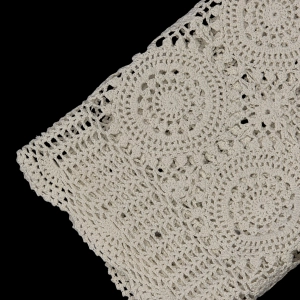 77342 SZYDEŁKO BIEŻNIK LAUFER SERWETA W ROZETKI W BIELI 80 X 35 CM (9).png