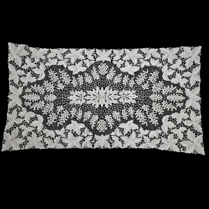 BAWEŁNIANA GIPIURA OBRUS W WINOGRONA W KREMIE 138 X 73 CM