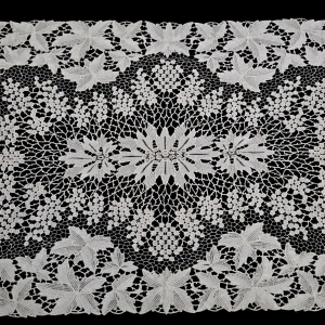 77344 BAWEŁNIANA GIPIURA OBRUS W WINOGRONA W KREMIE 138 X 73 CM (2).png