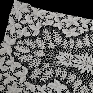 77344 BAWEŁNIANA GIPIURA OBRUS W WINOGRONA W KREMIE 138 X 73 CM (3).png