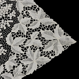 77344 BAWEŁNIANA GIPIURA OBRUS W WINOGRONA W KREMIE 138 X 73 CM (4).png